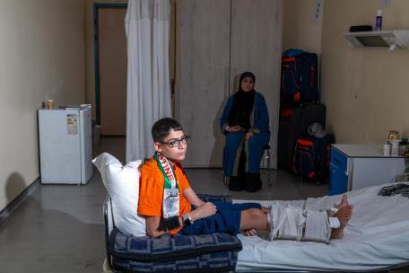 Abdul Rahman, paciente gazatí, con su madre en el hospital de cirugía reconstructiva de MSF en Amán, Jordania. 29 de agosto de 2024.