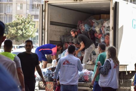Clínicas móviles y distribución de artículos de primera necesidad en Beirut, Líbano