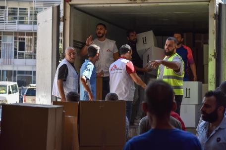 Distribución de kits de artículos de primera necesidad en Beirut