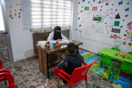 Mohammad, un niño de 12 años, después de cada visita a la clínica de vendajes, visita a la consejera psicológica en el punto avanzado de Jisr al-Shoughor.