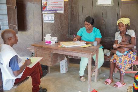 Consulta externa de un niño de 1 año con malaria en el Centro de Salud Comunitaria de Kpandebu.