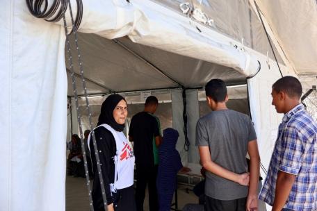 Ibtissam Nasser, vigilante, supervisa la entrada del hospital de campaña de MSF en Deir Al Balah en el centro de Gaza