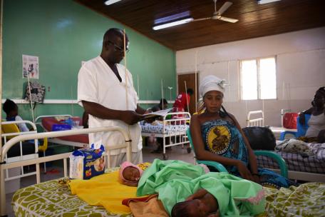 Jeanisse Ngaïdama y el enfermero Harouna Mouelle