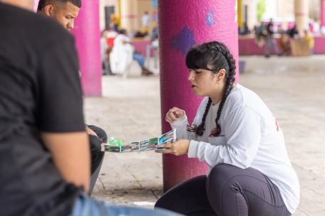 Una trabajadora comunitaria de MSF en Suchiate, en el sur de México, explica los servicios que presta la organización en la cercana ciudad de Tapachula 
