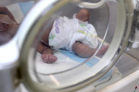 Niño prematuro en el hospital Nasser de Jan Yunis, Franja de Gaza.