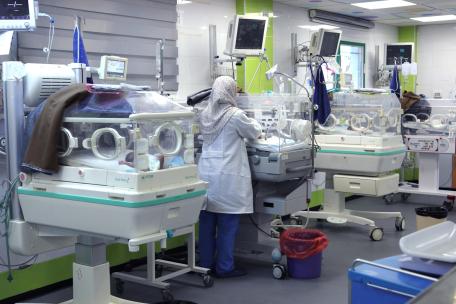Enfermera de MSF trabajando en el hospital Nasser, apoyado por MSF, en Jan Yunis, Gaza. 