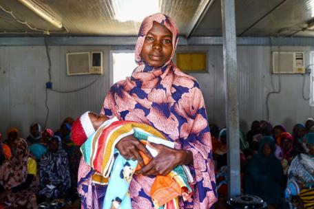 Madre e hijo en el centro de salud del campamento de Kalma.