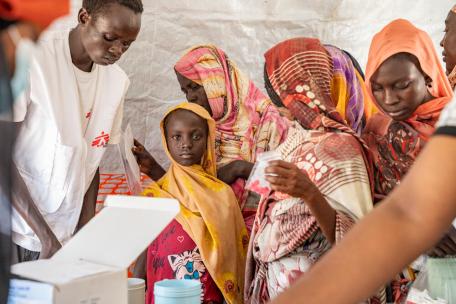 Aisha Ibrahim acompaña a su madre a la clínica móvil de MSF para desplazados de Sudán en Atam, condado de Renk. 