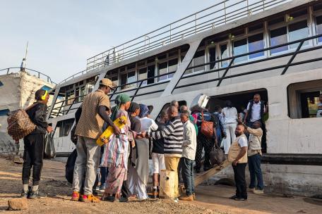 Varias personas suben a un barco en el puerto de Bukavu, capital de la provincia de Kivu Sur