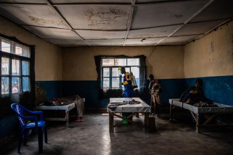 Un miembro de nuestro personal desinfecta la sala donde se trata a los pacientes con cólera en el centro de salud de referencia de Sake. 