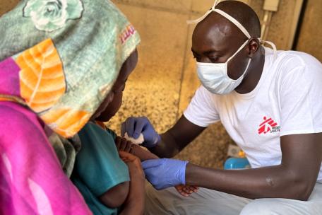 Vacunación para combatir el brote de sarampión. Rokero, Darfur Central, Sudán