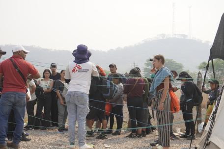 Los migrantes en Honduras hacen cola para solicitar un permiso especial de tránsito.