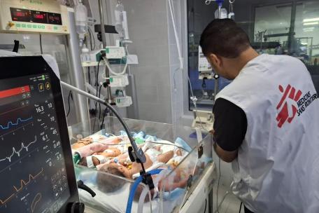 Varios bebés comparten una incubadora en la unidad de cuidados intensivos neonatales del Hospital Al Helou.