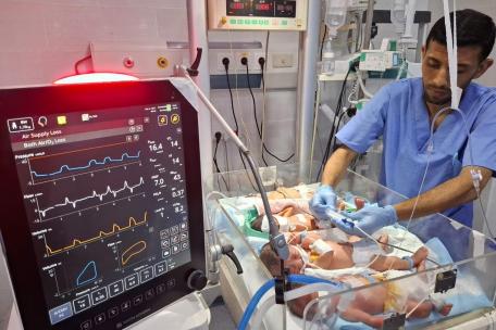 Varios bebés comparten una incubadora en la unidad de cuidados intensivos neonatales del Hospital Al Helou. 