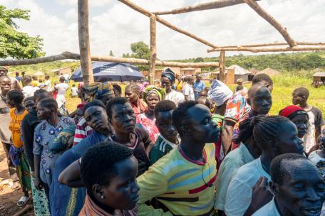 Personas refugiadas de Sudán del Sur hacen cola para registrarse en el Comité Nacional de Refugiados de RDC.