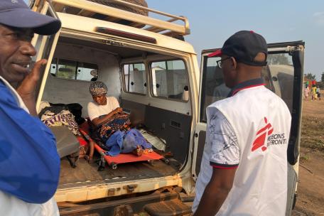 Espérance Wabiwa, de 26 años, llega en un coche de MSF al campo de refugiados de Musenyi con su bebé en brazos tras dar a luz en el hospital de Gihofi.
