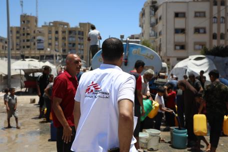 El coordinador logístico de MSF supervisa una distribución de agua en la ciudad de Gaza. 21 de agosto de 2025.