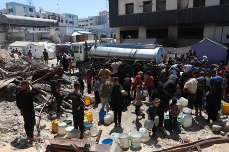 Uno de nuestros camiones cisterna proporciona agua potable en Gaza. A pesar de producir alrededor de 500.000 litros diarios, alcanza para que 80.000 personas reciban lo mínimo indispensable. 