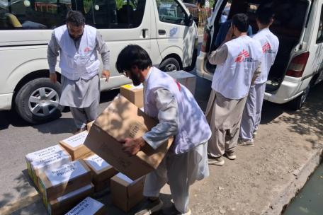 Nuestro equipo ha entregado kits de traumatología y de atención a heridos a dos hospitales que están atendiendo a heridos por el seísmo.