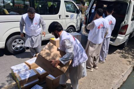 Nuestro equipo ha entregado kits de traumatología y de atención a heridos a dos hospitales que están atendiendo a heridos por el seísmo.