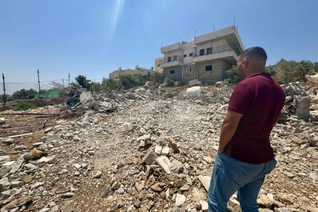 Maher Ubayat frente a las ruinas de su casa familiar, demolida por los israelíes.