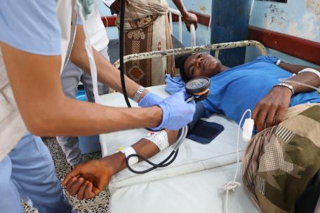 El personal médico comprueba los signos vitales de un paciente ingresado en un centro de tratamiento de la diarrea abierto por MSF en colaboración con el Ministerio de Salud en el hospital general Abs, provincia de Hajjah, Yemen.