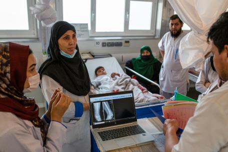 Cada mañana, el personal médico de MSF evalúa el estado de los pacientes ingresados en los departamentos de hospitalización. 