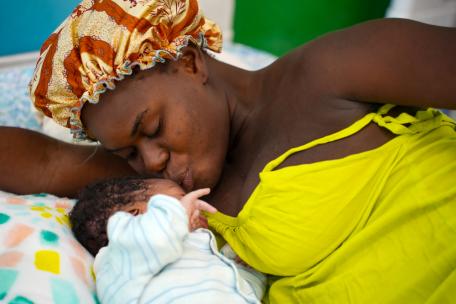 Dieuline, de 25 años, con a su recién nacido en la maternidad Isaïe Jeanty, apoyada por MSF, en Puerto Príncipe.