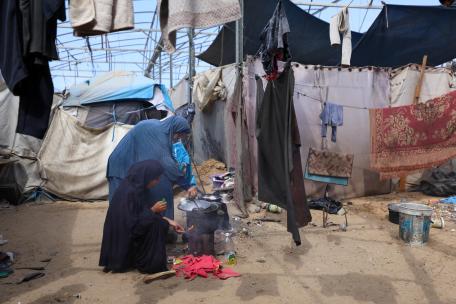 Una mujer desplazada y su hija preparan la comida en Al Mawasi, Jan Yunis. Octubre, 2025