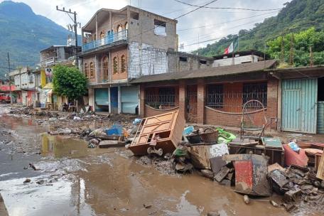 Casas y pequeños negocios dañados o destruidos por las inundaciones.