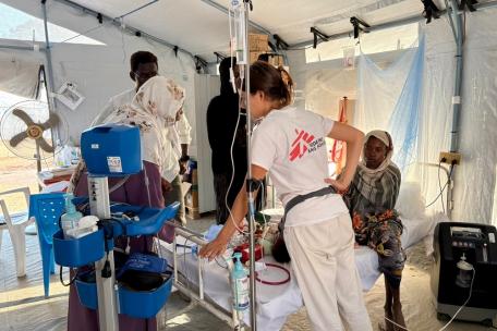 Atención a una niña de un año con desnutrición en el hospital de Tawila. 14 de octubre de 2025.