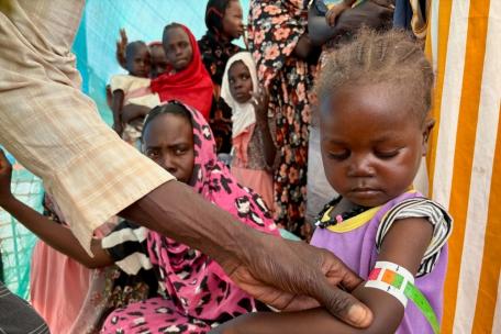 Un miembro de MSF mide la circunferencia del brazo de Nouran Abdallah, de dos años, que huyó de El Fasher el 11 de octubre con su familia. La medición muestra desnutrición aguda moderada.
