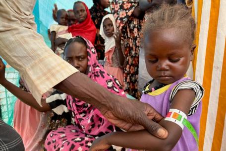 Un miembro de MSF mide la circunferencia del brazo de Nouran Abdallah, de dos años, que huyó de El Fasher el 11 de octubre con su familia. La medición muestra desnutrición aguda moderada.