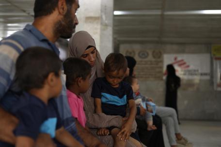 Hanan Zanoun y sus tres hijos en el hospital Nasser.