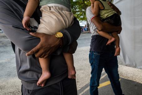 Padres rohingya esperan pacientemente frente a la clínica de Médicos Sin Fronteras en Penang, Malasia, en agosto de 2025. 