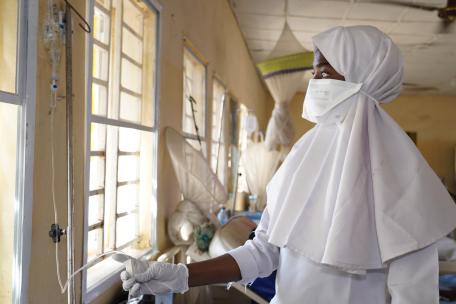 Una enfermera comprueba un gotero intravenoso en una sala del Centro de Tratamiento de la Difteria.
