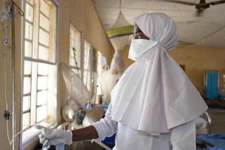Una enfermera comprueba un gotero intravenoso en una sala del Centro de Tratamiento de la Difteria.
