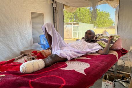 Cuando IA consiguió llegar al hospital de Tawila, los médicos tuvieron que amputarle parte de la pierna. 