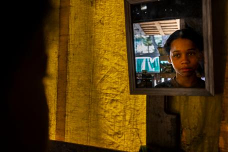 Lucila posa para un retrato dentro de la tienda de dulces, cigarrillos y refrescos de su madre