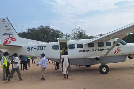 En la mañana del sábado 6 de diciembre se desató una sangrienta lucha entre comunidades en la aldea de Riang, a unos 10 kilómetros de Pieri, en el condado de Uror, Sudán del Sur, que se cobró al menos ocho vidas y dejó una docena más de heridos. Según se informa, en la lucha se vieron involucrados dos clanes locales. 