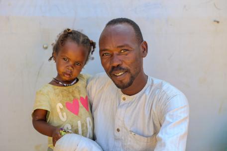 Nasr Al Deen Abdullah con su hija. 