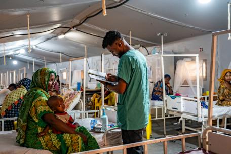 Un médico en el Centro de Nutrición Terapéutica hace la ronda y comprueba la situación de Fatuma, de 14 meses.