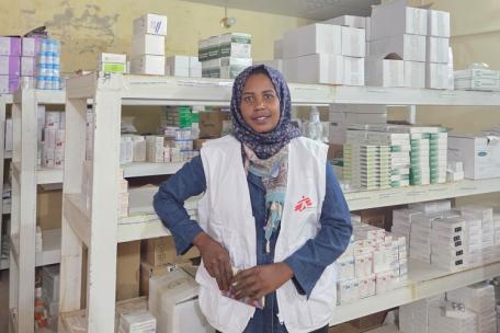 Mona es farmacéutica en Darfur Sur, Sudán.
