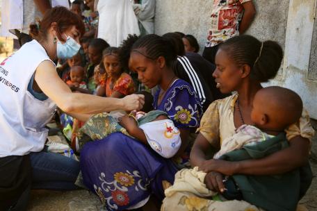 Naiara, enfermera de MSF, examina a un niño para detectar signos de desnutrición en una clínica móvil en Adiftaw en 2021, durante el anterior conflicto de Tigray.