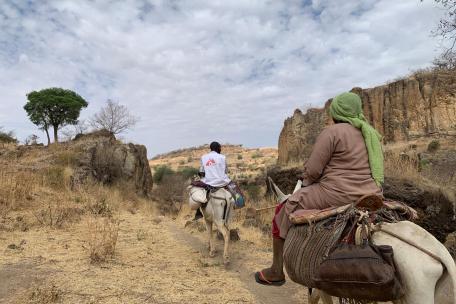 Equipo de MSF de camino a la aldea de Dilli para entregar material sanitario. Montañas de Yebel Marra, región de Darfur. Sudán