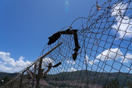 Valla que rodea el centro de recepción e identificación en Vathy, Samos. Mayo, 2021.