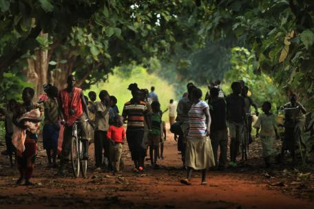 Un grupo de personas desplazadas sursudanesas camina por una pista en el bosque cerca de la aldea de Kassia. 