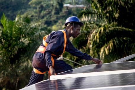 Instalación de placas solares en el proyecto de Kigulube, RDC