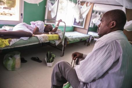 Matusen Mohamed Ali, de 44 años, se recupera de malaria en el hospital de El Fasher acompañado por su hermano. Norte de Darfur, Sudán, octubre de 2019.