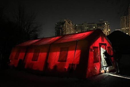 Tienda de campaña de emergencia en Kiev. Estas tiendas suelen ser el único lugar donde la gente puede entrar en calor. 